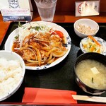 魚とし - 豚ロース生姜焼き定食　¥880-