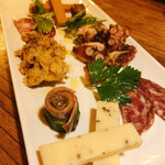 どん底 - おつまみ盛り合わせ。一番向こうにあるのは○○○