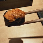 恵比寿 鮨 ふじまさ - ウニ軍艦　上を食べても下にはこんなに。