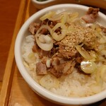 Hanafuku - まかないチャーシュー飯
                      このご飯はラーメンほどでは無いけど味は濃いめだった。
