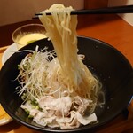 花福 - 豚しゃぶの塩冷麺　の麺リフト