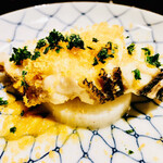 富小路 やま岸 - ☆小蕪とすずきの炙り焼き  カラスミと蓼の葉がけ
      ◎小蕪は青森野辺地産、すずきは明石垂水産2キロ物。