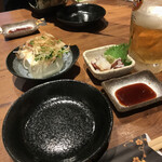 肉と漁師飯 浜右衛門 - 日替り小鉢2種（右のたこわさが最高でした））