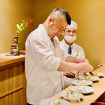 富小路 やま岸 - ◎お弟子さんとの呼吸はピッタリ！カラスミをかけて行く。