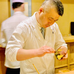 富小路 やま岸 - ◎名物雲丹ドックを作っていく大将。