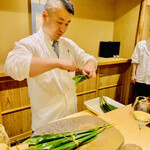 富小路 やま岸 - ◎大将自ら、笹を巻いてういろうちまき作っていく所はさすが。