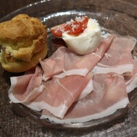 Focacceria la Brianza - 小さな前菜（生ハム・モッツァレラチーズ・サーモンペースト）