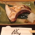 誠 - 「鰤カマの塩焼き」 極上の鰤を塩焼きで頂きました。 塩加減も程よく、じっくりと炙った一品です。 お酒と一緒に頂けば至福の時を過ごせます。  