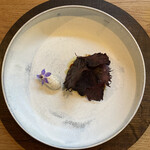 communico - 鰹、紫蘇、ビーツ、らっきょうの一品。サワークリームとのバランスは絶妙。