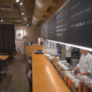 カウンターでシェフとおしゃべりなんかしながら♪