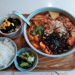 忠央食堂 - 『カルビラーメン』900円。+300円で定食に。ご飯、サラダ、漬物、飲物がつく