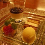 れすとらん 西島 - デザート。奥は豆乳のムースにあずきのソース