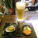 Kushiroshokudousuehiroten - とりあえず生と、選べるお通しのあわびの煮けと、飲み放題注文者に付加されるスピードメニューからホヤの塩辛