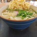 うどん・そば やま信 - ごぼう天が鉢の横に反り立っています