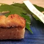 Ogata - ①鱧(兵庫県沼島産)寿司
                産卵期は春~初秋、旬は初夏~夏
                丁寧に骨切り後、表面をパリッと炭火で焼いた後、酢飯に合わせてあります。
                夏の京都らしいお料理ですね。