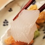 緒方 - ③シロイカ(正式名:槍烏賊)(京都府舞鶴産)
      産卵期は初春～夏、旬は秋～冬、寿命1年
      剣先烏賊より胴が細く、身の甘みは穏やか
      1mm間隔で包丁を入れ、表面積を多くすることで、甘みを感じ易くしています