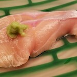 緒方 - ⑥琵琶鱒(滋賀県琵琶湖産、2kg)の洗い
      産卵期は秋、旬は晩春~夏、桜鱒の亜種
      海に出ないのでアニキサスは居ません
      大きな魚は極めて珍しく、お刺身や洗いは貴重
      桜鱒ほど脂はないが爽やかな旨みと甘み