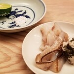 緒方 - ⑦鳥貝(京都府舞鶴産)の紐と肝
      雌雄同体で、産卵期は春と秋、旬も春と秋
      寿命1年で産卵後の夏に殆んど死滅
      紐のクニュとした食感と旨み、肝の磯の薫りをゆっくり楽しみます。