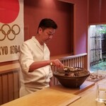 緒方 - 1964年の東京オリンピックのポスターをバックに鳥貝を焼かれています
      良くこんなポスターを持っているものです。