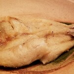 緒方 - ⑨鮎(島根県高津川産)の素揚げの炭火焼き
      島根の美加登家さんから調達された鮎をパリッと軽く揚げてから、鮎の魚醤を塗ってから炭火焼きして芳ばしさを加えています。
      こういう鮎の食べ方も良いですね！