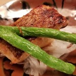 緒方 - ⑩赤鯥(徳島県)の味噌焼き、焼きインゲン豆添え
      産卵期は初夏～初秋、旬は晩秋～晩冬
      シーズンオフで脂のりは穏やか、味噌で旨みを補い、工夫されています
      技ありの一品ですね。