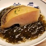 緒方 - ⑪煮黒鮑、岩もずく酢添え
      黒鮑の産卵期は秋～冬、旬は初夏～夏
      弾力のある歯応え、私の推測では蒸し時間は4時間位なのでしょうか。
      強い旨みが押し寄せてきます。