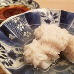 緒方 - ⑫鱧(兵庫県沼島産)の湯引き
      産卵期は春~初秋、旬は初夏~夏
      雌は赤銅色、雄は黄青色、雌>雄で雌がウマい
      500g~700gが特上とされ、骨切りもし易く上品であっさりな味わい