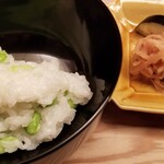 緒方 - ⑬枝豆ご飯、お漬け物
      枝豆の爽やかな香りと甘さが際立っています。
      少なめにして頂いたのですが、もう少し盛って貰えば良かった