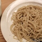 緒方 - ⑭蕎麦
      つゆを先端に少しつけスズッと吸い込むと蕎麦の薫りが口腔内に拡がります
