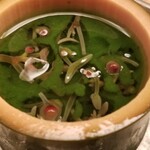 緒方 - ⑮蓴菜(広島県黒瀬産)の抹茶ゼリー
      随分と以前に自ら農家を訪ね、栽培池を見に行って仕入れルートを確保したもの
      ここまで小粒で透明感のある蓴菜は滅多に出会えません。
      デザート仕立てなのは嬉しい