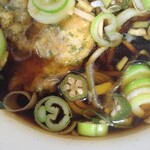 一〇そば - オクラ、お汁に隠れてるけど夏野菜もいっぱいでした