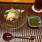 竹屋町 三多 - 山口県産蒸し鮑とオクラ 肝醤油