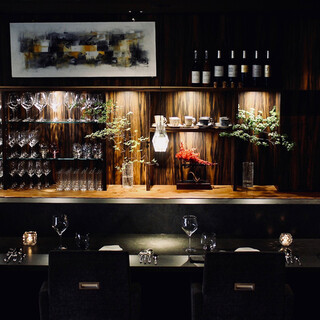 ゆったりとしたソファーチェアのカウンター席