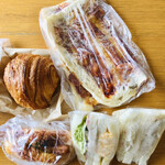 Pan Koubou Bakudou - 上から右回りに、タコスパン、見えているのは半分に折り曲げてあるサイズ、サンドイッチ2種、チョリソドッグ、シェルクロワッサン。