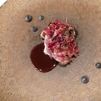 スブリム - ✦前菜
                    初鰹
                    ハイビスカス・赤スグリ・フランボワーズで華やかに
                    黒いペーストは炭の香りのクリームチーズ