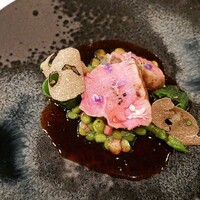 スブリム - ✦本日のお肉
                      フランスブルトーニュ産の仔牛の炭火焼。
                      グリーンピース、アスパラ、万願寺とうがらし
                      サマートリュフでアクセント。