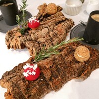 スブリム - ミニャルディーズ
                    赤いキノコはローズマリー風味のチョコレート
                    ミニシュークリームはグレープフルーツとメープル風味
                    コーヒー・紅茶・ハーブティーから選べます