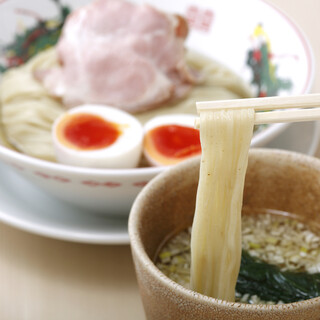【キング製麺】直送の細麺を使用した”鰹昆布水つけめん”