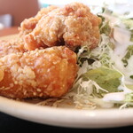 手作り居酒屋 たぬき - 鳥唐揚げとサラダ