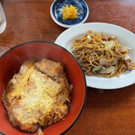 Fuji Shokudou - 丼類麺類セット1100円！
                      かつ丼と焼きそば！
                      かつ丼はご飯少なめにしてもらいました