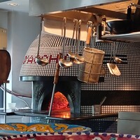 アダッキオ - 本格石窯の燃え上がる炎
