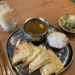 Eberesutomura - チーズナンとキーマ&ほうれん草のカレーセット（税別1,200円）