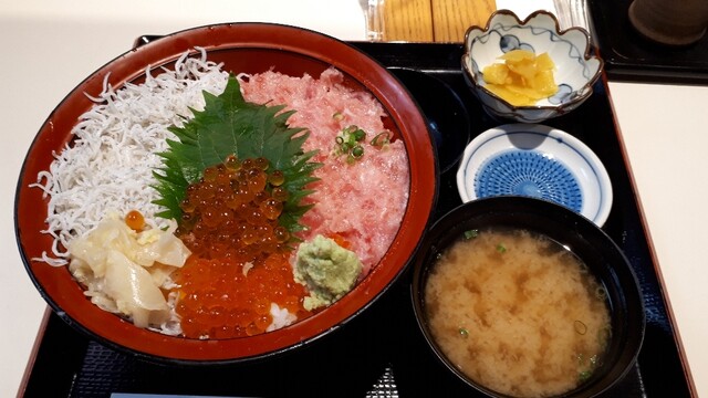 横濱屋本舗食堂 南部市場 定食 食堂 食べログ