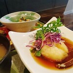 ロッカ - 根菜じゃがいも蒸し揚げまんじゅうのあんかけ。本日のメイン。