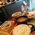 ロッカ - 玄米ごはん、お味噌汁、自家製ぬか漬け