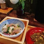 ロッカ - 紫玉ねぎ酢漬け、これがコリッとしておいしかった〜　紫玉ねぎとパセリとキャベツの和え物、なすとモロッコいんげんの炒めもの