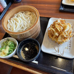 Marugame Seimen - 釜揚げうどん、野菜かき揚げ天ぷら。
                        無意識ですが薬味までいつもと一緒…