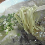 ラーメン無法松 - ワンタンは厚めの皮とﾆﾝﾆｸと豚肉の効いたﾊﾟﾝﾁのある味