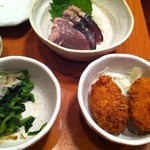 トリトン キッチン - カツオの刺身・カキフライ小鉢