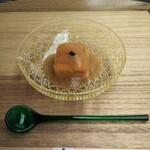 赤坂 菊乃井 - 自家製豆腐に雲丹を乗せ 山葵餡で。以前にも思ったが菊乃井さんの豆腐は とても美味しいですね。山葵餡の香りも 爽やかで涼を呼び込んでくれます。一品目としては 非常によろしいかと。